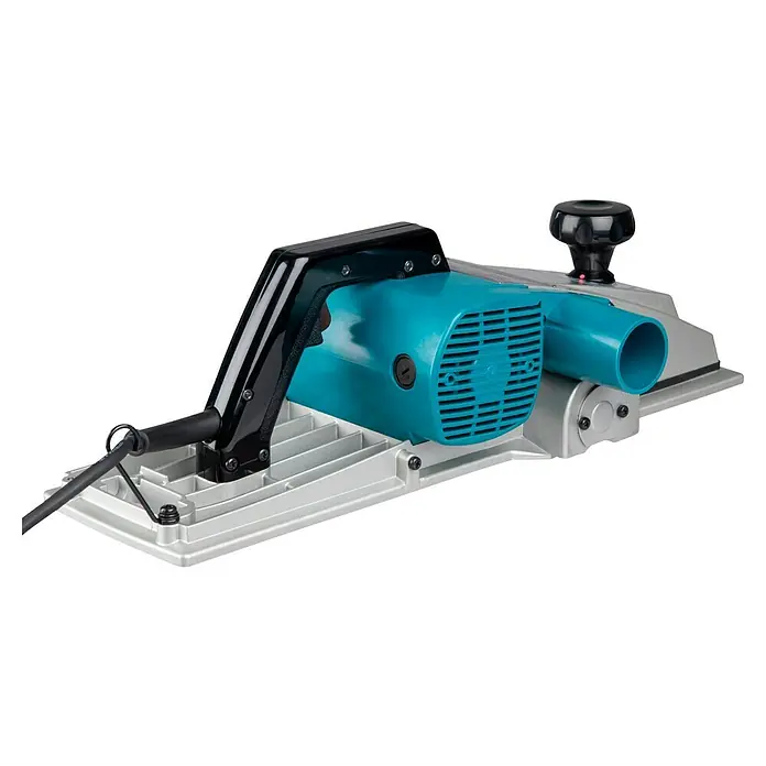 Makita Elektrohobel 1806B - 840 W, Leerlaufdrehzahl: 0 U/min - 16.000 U/min - Bild einer elektrischen Hobelmaschine in Blau und Silber, die für Holzarbeiten verwendet wird. Das Werkzeug ist ein Elektrohobel mit Staubabsaugung.