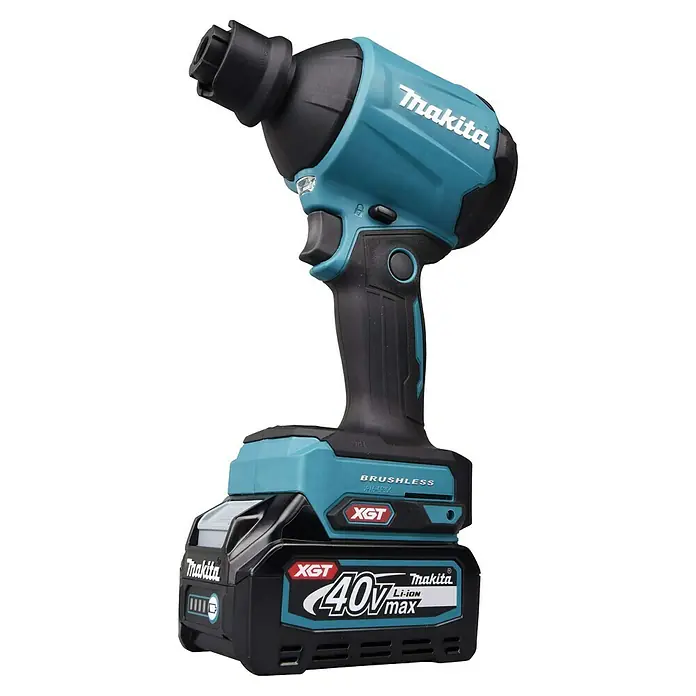 Makita XGT 40V max. Akku-Gebläse AS001GA102 - 40 V, 1 Akku, Geschwindigkeit: 200 m/s - Nahaufnahme eines Makita Akku-Schlagschraubers mit 40V XGT Akku, ideal für professionelle Anwendungen.