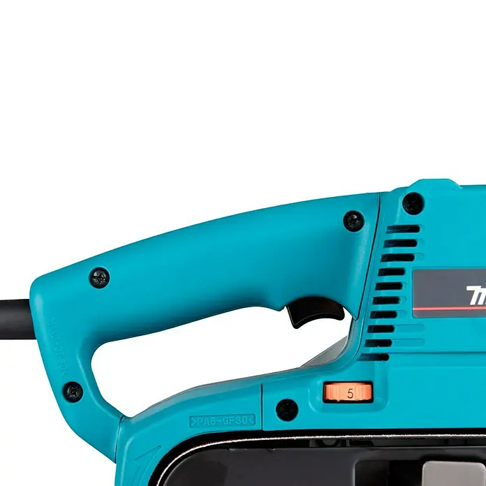 Makita Elektro-Bandschleifmaschine 9404J - 1.010 W - Nahaufnahme eines blauen Makita-Bandschleifers, der Details wie Griff, Schalter und Lüftungsschlitze zeigt.