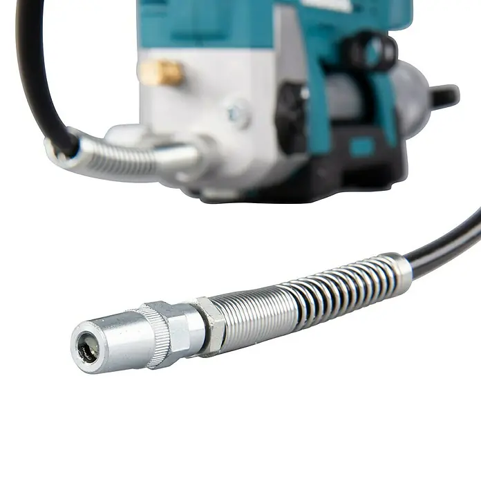 Makita LXT 18V Akku-Fettpresse DGP180Z - 18 V, Ohne Akku - Eine Nahaufnahme einer Fettpresse mit einem flexiblen Schlauch und einer Metallkupplung. Das Gerät ist für präzise Schmierung konzipiert.
