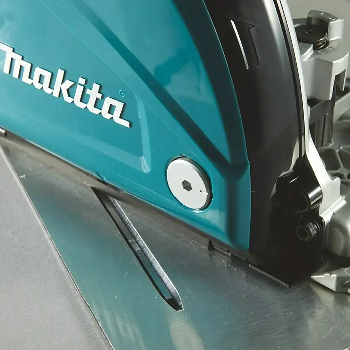 Makita Plattenfräse CA5000XJ - 1.300 W, Leerlaufdrehzahl: 2.200 U/min - 6.400 U/min - Nahaufnahme einer Makita-Säge, die Details der Marke und der Konstruktion des Werkzeugs zeigt.