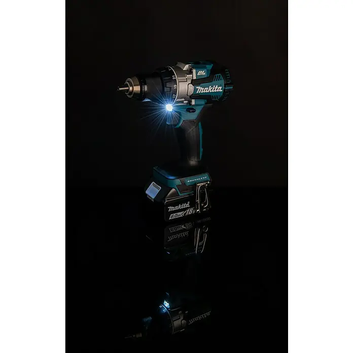 Makita LXT 18V Akku-Schlagbohrschrauber DHP489RTJ - 18 V, 2 Akkus, 5 Ah, 73 Nm - Nahaufnahme eines Makita Akku-Bohrschraubers mit Licht auf einer glänzenden Oberfläche.
