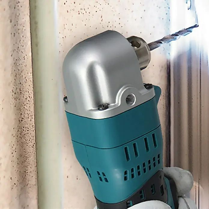 Makita LXT 18V Akku-Winkelbohrmaschine DDA350Z - Ohne Akku, Leerlaufdrehzahl: 1.800 U/min - Ein rechtwinkliger Bohrer bohrt ein Loch in eine Wand. Der Bohrer ist blau und silberfarben.