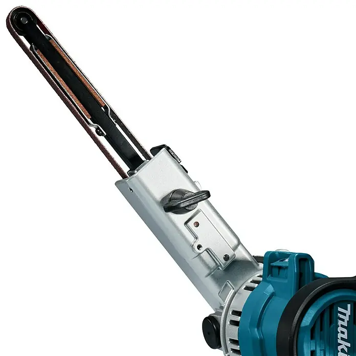Makita LXT 18V Akku-Bandfeile DBS180Z - 18 V, Ohne Akku, Bandgeschwindigkeit: 600 m/min - 1.700 m/min - Nahaufnahme eines Makita Bandschleifers mit Schleifband für Holzbearbeitung. Das Elektrowerkzeug ist ideal für präzises Schleifen.