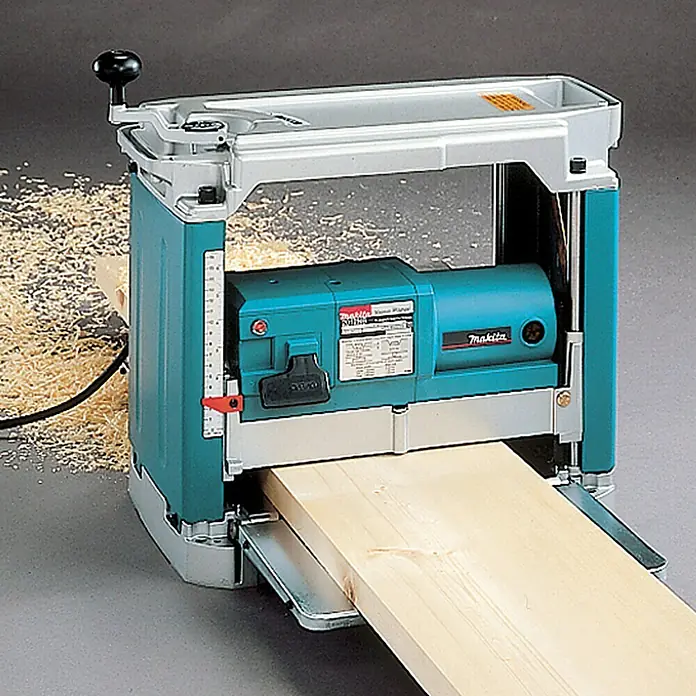 Makita Dickenhobelmaschine 2012NB - 8.500 U/min, Max. Spanabnahme Dickenhobel: 3 mm - Hobelmaschine von Makita in Betrieb. Ideal zum Glätten und Anpassen von Holzoberflächen, präzise und zuverlässig für professionelle Ergebnisse.