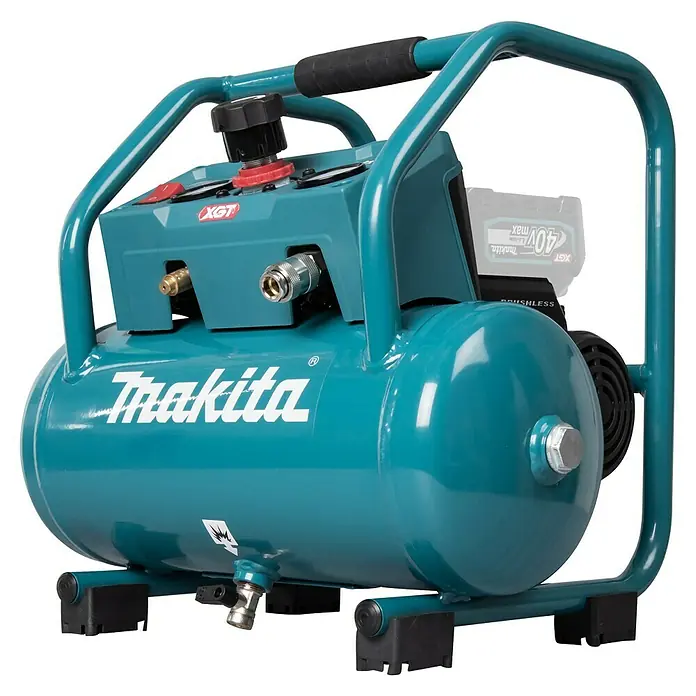 Makita XGT 40V max. Akku-Kompressor AC001GZ - 40 V, Ohne Akku, 9,3 bar - Aufnahme eines Makita Akku-Kompressors in blaugrüner Farbe mit schwarzem Griff und 40V Akku.