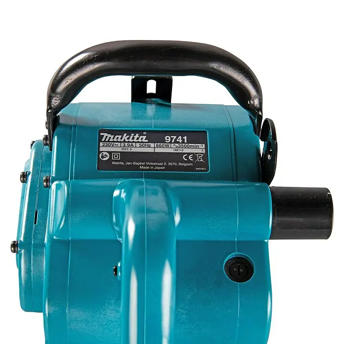 Makita Renovierungsschleifer 9741J - Leerlaufdrehzahl: 3.500 U/min, 860 W - Detailaufnahme einer blauen Makita 9741 Schleifmaschine mit technischen Daten und Herstellungsort auf dem Etikett.
