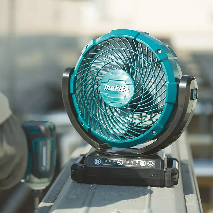 Makita LXT 18V Akku-Ventilator DCF102Z - 18 V, Ohne Akku - Makita Akku-Ventilator: Kompakt und leistungsstark für Baustellen und mehr. Perfekt für flexible Kühlung überall.