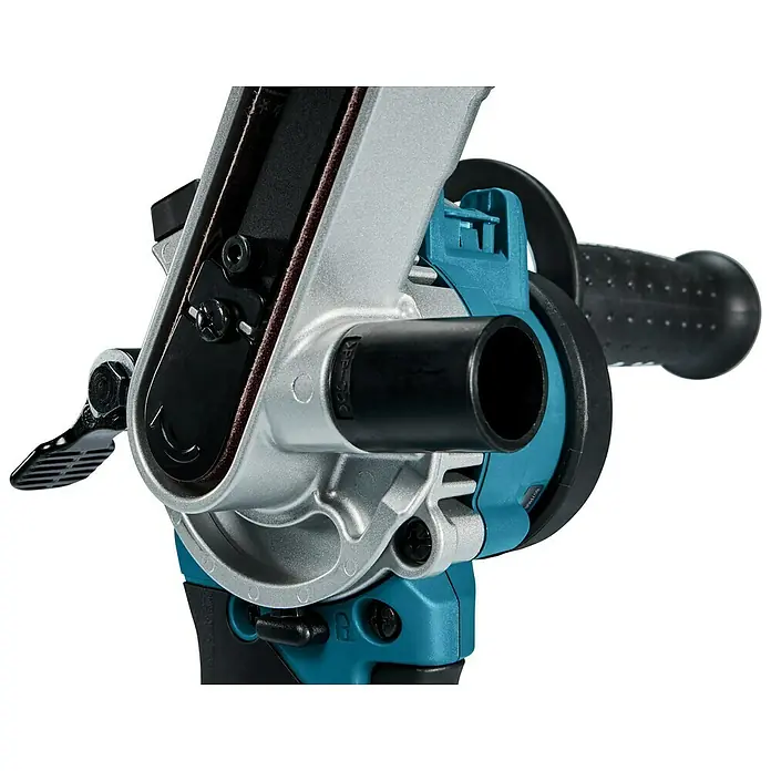 Makita LXT 18V Akku-Bandfeile DBS180Z - 18 V, Ohne Akku, Bandgeschwindigkeit: 600 m/min - 1.700 m/min - Nahaufnahme eines Makita-Bandschleifers, der Details des Werkzeugs wie Schleifband, Gehäuse und Griff hervorhebt.