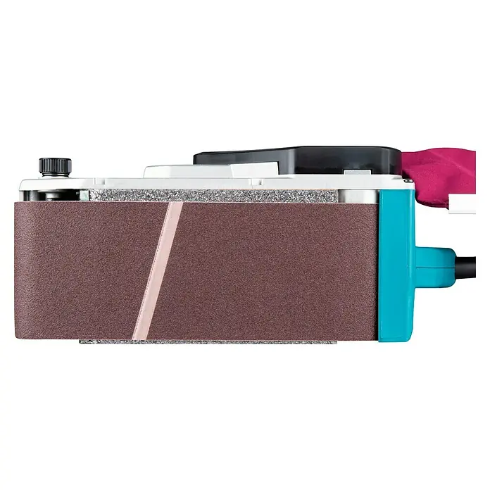 Makita Elektro-Bandschleifmaschine 9404J - 1.010 W - Detailaufnahme eines Bandschleifers mit braunem Schleifband, blauen Elementen und schwarzem Einstellknopf. Ideal für präzises Schleifen.