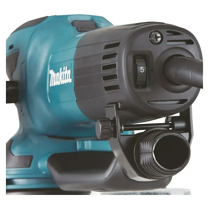 Makita Elektro-Exzenterschleifer BO6050J - 750 W, Durchmesser Schleifteller: 150 mm - Nahaufnahme eines Makita-Elektrowerkzeugs mit Geschwindigkeitsregler auf Stufe 5, das für Schleifarbeiten verwendet wird.