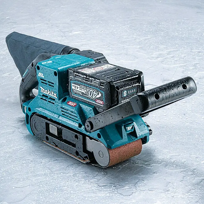 Makita XGT 40V max. Akku-Bandschleifer BS001GZ - 40 V, Ohne Akku - Makita Akku-Bandschleifer mit 40V Akku für kraftvolles Schleifen. Optimal für Arbeiten ohne Kabel.