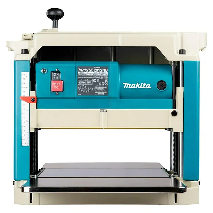 Makita Dickenhobelmaschine 2012NB - 8.500 U/min, Max. Spanabnahme Dickenhobel: 3 mm - Nahaufnahme einer Makita 2012NB Hobelmaschine, die Details der Bedienelemente und des Markendesigns hervorhebt.