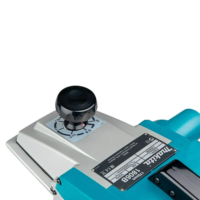 Makita Elektrohobel 1806B - 840 W, Leerlaufdrehzahl: 0 U/min - 16.000 U/min - Detailansicht einer Makita 1806B Elektrohobelmaschine, die die Tiefeneinstellung und das Typenschild zeigt.
