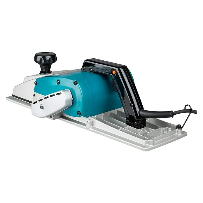 Makita Elektrohobel 1806B - 840 W, Leerlaufdrehzahl: 0 U/min - 16.000 U/min - Ansicht eines blauen, elektrischen Hobels mit schwarzem Griff und silberner Basis, der ein professionelles Werkzeug für Holzbearbeitungsaufgaben darstellt.