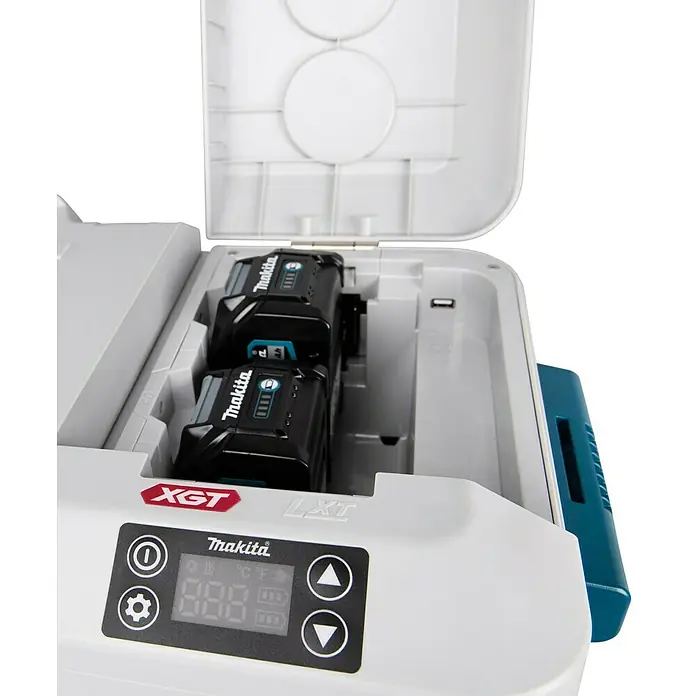Makita XGT 40V max. Akku-Kühlbox CW001GZ01 - 40 V, Behältervolumen: 20 l, 62,3 x 37,1 x 34,1 cm - Das Makita Kühl- und Wärmegerät mit zwei Akkus. Das Gerät ist weiß mit blauem Griff und hat ein digitales Display mit Bedienelementen.