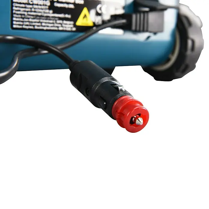 Makita XGT 40V max. Akku-Kühlbox CW001GZ01 - 40 V, Behältervolumen: 20 l, 62,3 x 37,1 x 34,1 cm - Produktansicht eines schwarzen Autosteckers mit roter Spitze, verbunden mit einem blauen Gerät.