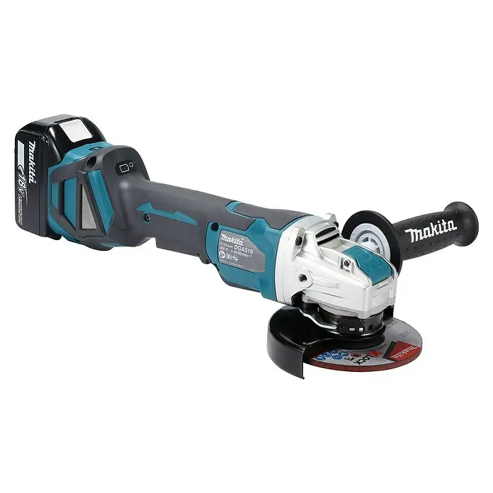 Makita LXT 18V Akku-Winkelschleifer DGA519RTJ - 18 V, 2 Akkus, Durchmesser Scheibe: 125 mm - Abbildung einer Makita Akku-Winkelschleifmaschine mit Zusatzhandgriff und montierter Trennscheibe. Ideal für Bau und Heimwerker.