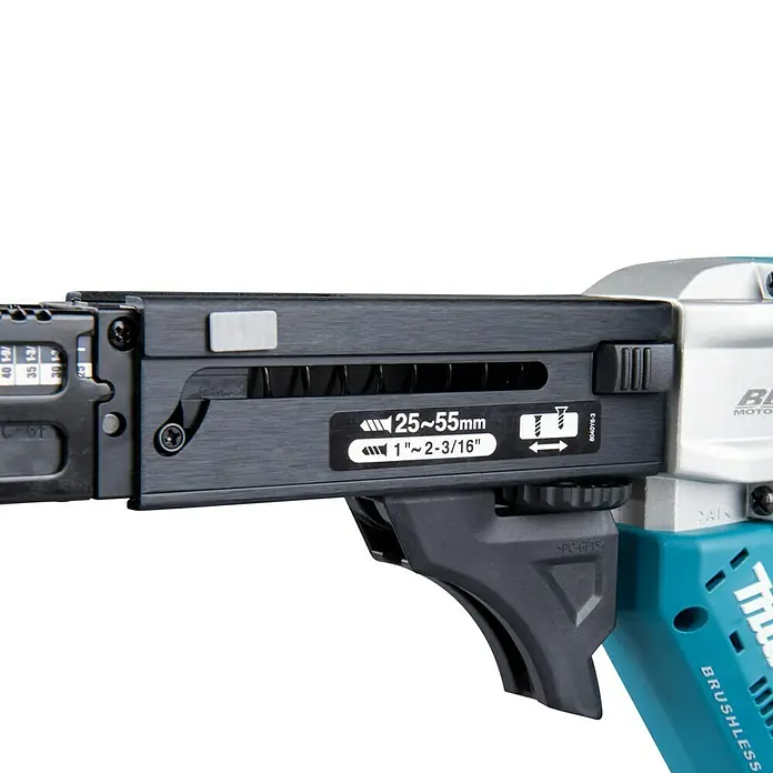 Makita LXT 18V Akku-Trockenbauschrauber mit Magazin DFR552Z - 18 V, Ohne Akku, 0 U/min - 4.500 U/min - Nahaufnahme des Makita-Magazinschraubers mit Tiefeneinstellung von 25-55mm. Ideal für präzise Schraubarbeiten.