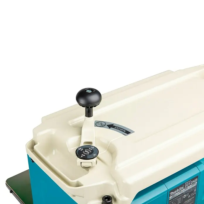 Makita Dickenhobelmaschine 2012NB - 8.500 U/min, Max. Spanabnahme Dickenhobel: 3 mm - Detailansicht der Makita 2012NB Hobelmaschine, die präzise Einstellungen für gleichmäßige und professionelle Ergebnisse ermöglicht.