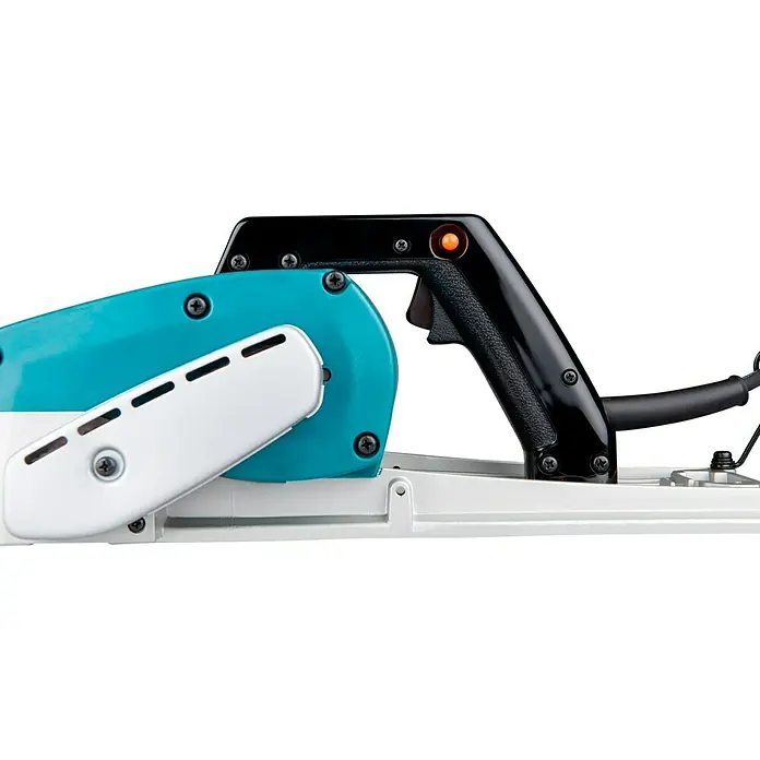 Makita Elektrohobel 1806B - 840 W, Leerlaufdrehzahl: 0 U/min - 16.000 U/min - Nahaufnahme einer Elektrohobelmaschine mit blauem Gehäuse, weißem Sockel und schwarzem Griff.