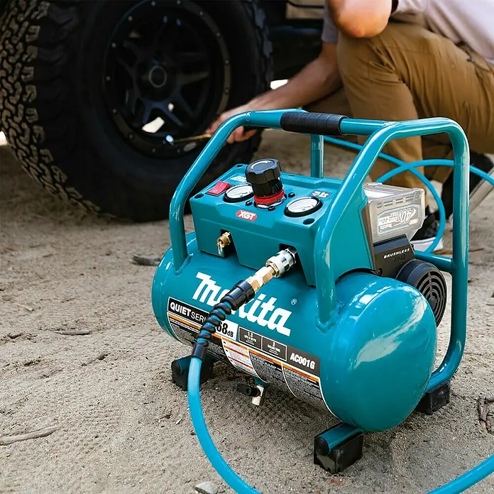 Makita XGT 40V max. Akku-Kompressor AC001GZ - 40 V, Ohne Akku, 9,3 bar - Nahaufnahme eines tragbaren Makita AC001G-Luftkompressors mit blauem Tank, ideal für Baustellen oder Werkstätten.
