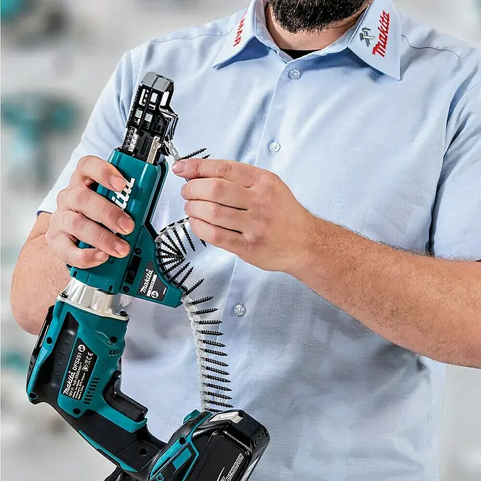 Makita LXT 18V Akkuschrauber DFS452AJX2 - 18 V, 2 Akkus, 2 Ah - Nahaufnahme eines Makita-Magazinschraubers mit Schraubenband, ideal für schnelle und präzise Serienverschraubungen im Trockenbau.