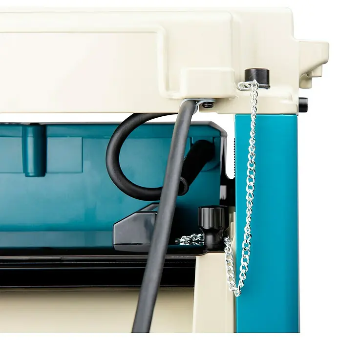 Makita Dickenhobelmaschine 2012NB - 8.500 U/min, Max. Spanabnahme Dickenhobel: 3 mm - Detailansicht einer Hobelmaschine mit Stromkabel und Kette. Die Maschine ist in Beige und Türkis gehalten.
