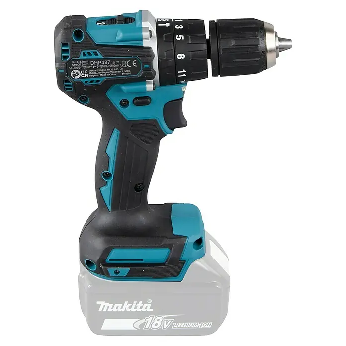 Makita LXT 18V Taladro atornillador percutor de batería DHP487 - 18 V, Sin batería, 40 Nm - Un primer plano de un taladro percutor inalámbrico Makita DHP487, destacando la marca y el modelo.