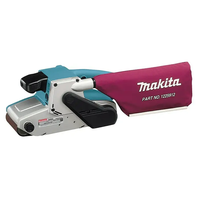 Makita Elektro-Bandschleifmaschine 9404J - 1.010 W - Makita 9404 Bandschleifer mit Staubbeutel. Das Elektrowerkzeug ist blau und silber. Staubbeutel ist magenta mit dem Firmenlogo darauf.