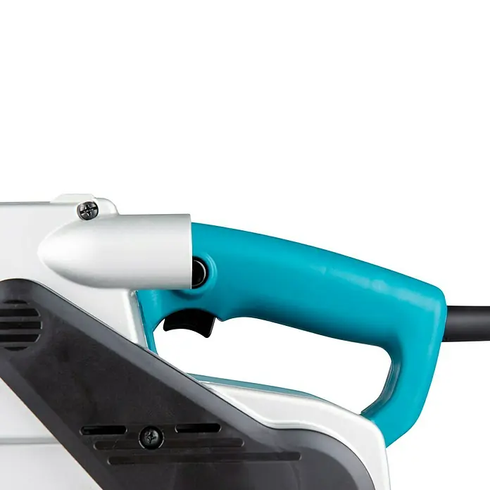 Makita Elektro-Bandschleifmaschine 9404J - 1.010 W - Nahaufnahme eines elektrischen Hobels mit blauem Griff und schwarzem Gehäuse. Werkzeug für Holzbearbeitung.