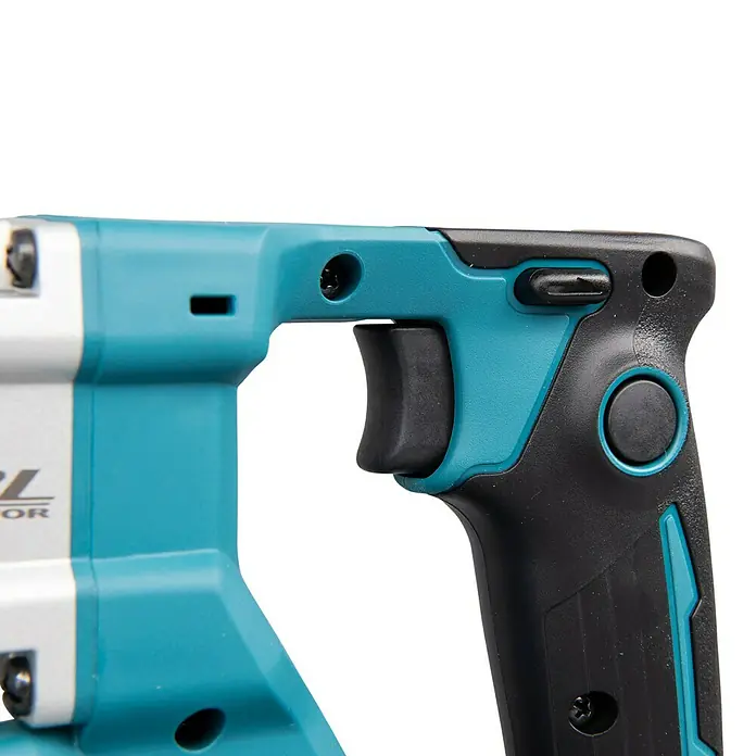 Makita LXT 18V Akku-Trockenbauschrauber mit Magazin DFR551Z - 18 V, Ohne Akku, 0 U/min - 6.000 U/min - Detailaufnahme eines Makita Akku-Bohrhammers mit blau-schwarzem Design, Fokus auf Griff und Bedienelemente.