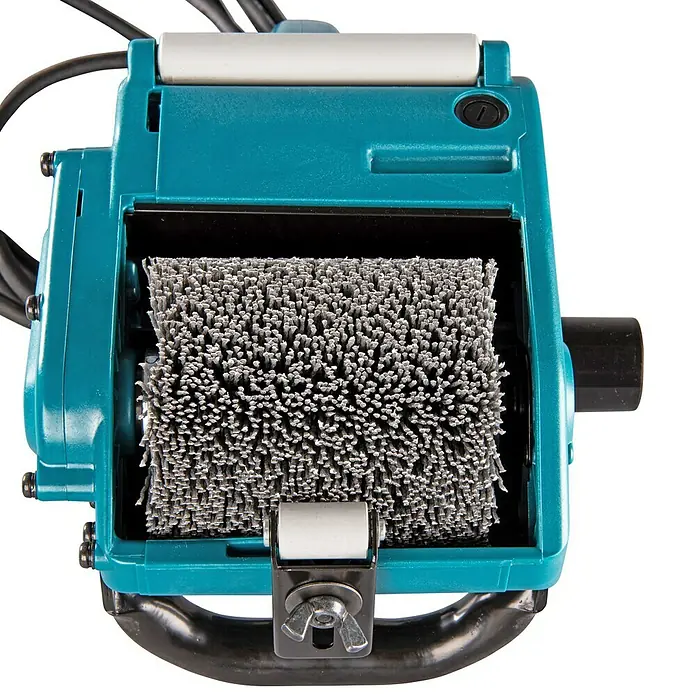 Makita Renovierungsschleifer 9741J - Leerlaufdrehzahl: 3.500 U/min, 860 W - Das Bild zeigt eine Makita Bürstenmaschine mit einer grauen Bürstenwalze, die für Reinigungsarbeiten verwendet wird.