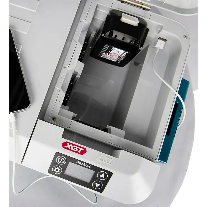 Makita XGT 40V max. Akku-Kühlbox CW001GZ01 - 40 V, Behältervolumen: 20 l, 62,3 x 37,1 x 34,1 cm - Nahaufnahme eines Makita XGT-Ladegeräts mit Akku und Smartphone, die über Kabel verbunden sind, was die Vielseitigkeit des Produkts hervorhebt.