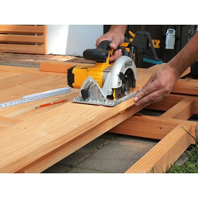 Konstruktionsholz - 200 x 7 x 4,5 cm, Douglasie - Ein gelb-silbernes Dewalt-Kreissägegerät schneidet durch ein Holzbrett, wobei eine Hand den Griff und die andere das Holz hält.