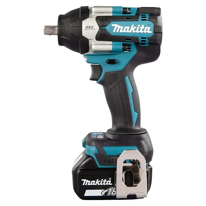 Makita LXT 18V Llave de impacto de batería DTW701RTJ - 18 V, 2 baterías, 5 Ah, 700 Nm - Imagen de una llave de impacto inalámbrica Makita, una herramienta eléctrica que se utiliza para apretar y aflojar tuercas y pernos.
