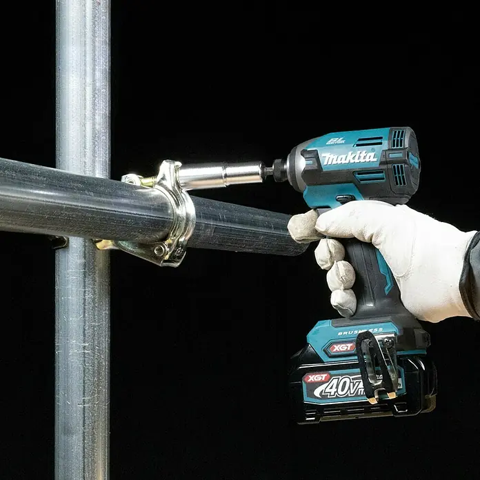 Makita XGT 40V max. Akku-Schlagschrauber TD003GZ - 40 V, Ohne Akku, 210 Nm - Eine Makita Akku-Schlagschrauber XGT 40V wird auf einer Baustelle verwendet, um Rohre zu befestigen.
