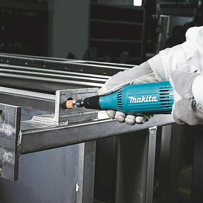 Makita Geradschleifer GD0603 - 240 W, Leerlaufdrehzahl: 28.000 U/min - Der Makita GD0800C Geradschleifer wird für Schleifarbeiten an einem Metallstück verwendet. Die Maschine liegt gut in der Hand.