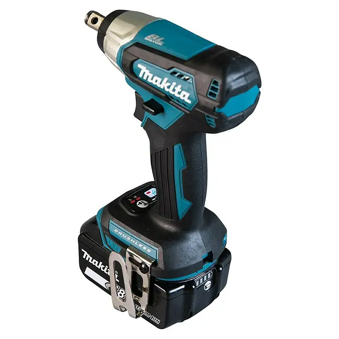 Makita LXT 18V Llave de impacto de batería DTW181 - 18 V, Sin batería, 210 Nm - Imagen de una llave de impacto inalámbrica Makita, una herramienta profesional para tareas de atornillado exigentes.