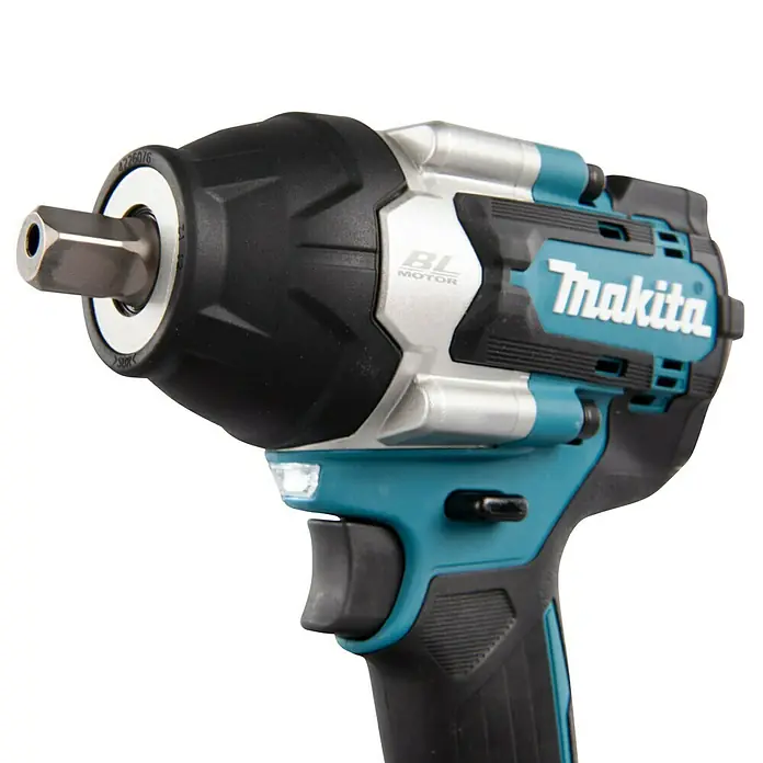Makita LXT 18V Akku-Schlagschrauber DTW701Z + Artikelnr. 33855482 hinzufügen* - 18 V, Ohne Akku, 700 Nm - Nahaufnahme eines Akku-Schlagschraubers von Makita. Ideal für kraftvolle Schraubarbeiten, mit robustem Design und leistungsstarkem Motor.