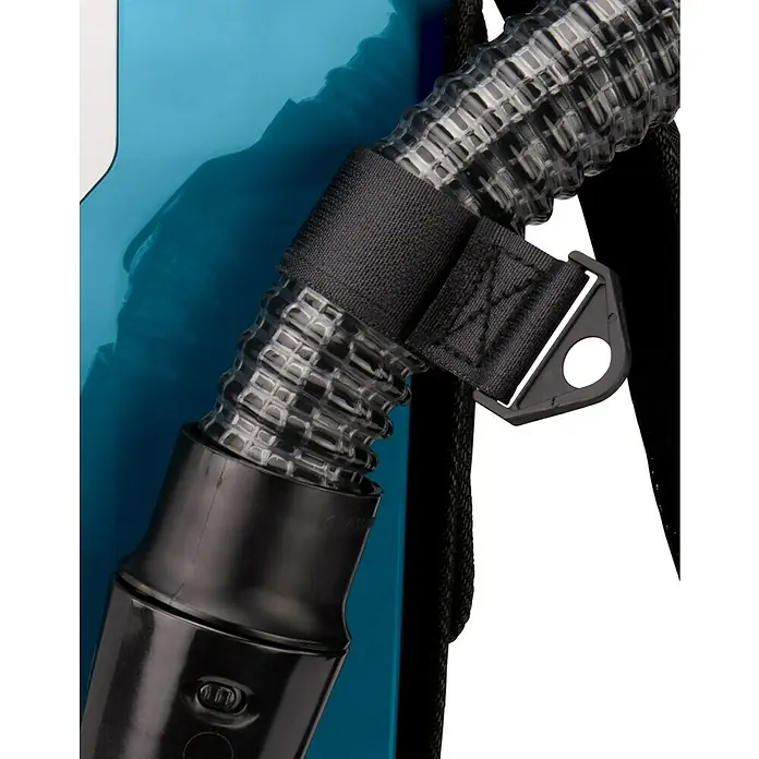 Makita LXT 18V Akku-Rucksackstaubsauger DVC660Z - 36 V, Ohne Akku, Behältervolumen: 6 l - Detailaufnahme eines transparenten Schlauchs mit schwarzer Manschette an einem blauen Gerät.