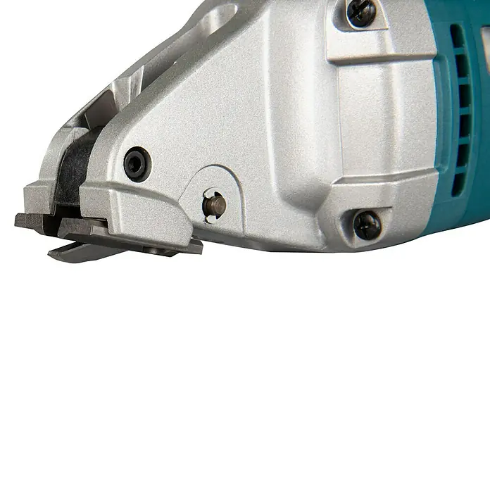 Makita LXT 18V Akku-Blechschere DJS101Z - 18 V, Ohne Akku, Leerlaufhubzahl: 4.300 /min - Nahaufnahme einer Blechschere, die Details des Schneidkopfes und des Gehäuses zeigt. Perfekt zum Zuschneiden von Metallmaterialien.