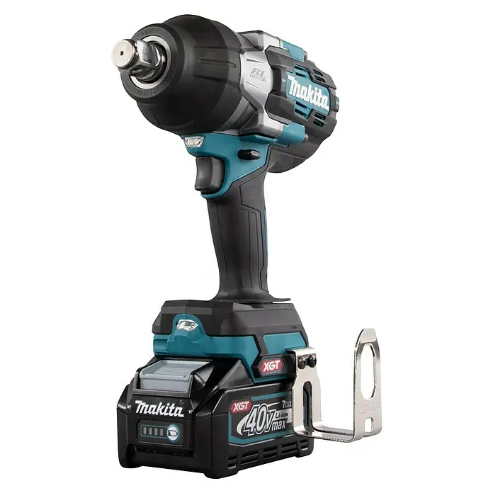Makita XGT 40V max. Llave de impacto de batería TW001GM201 - 40 V, 2 baterías, 4 Ah, 1.800 Nm - Imagen de una llave de impacto inalámbrica Makita XGT 40V Max, conocida por su potencia, completa con una batería y clip para cinturón.