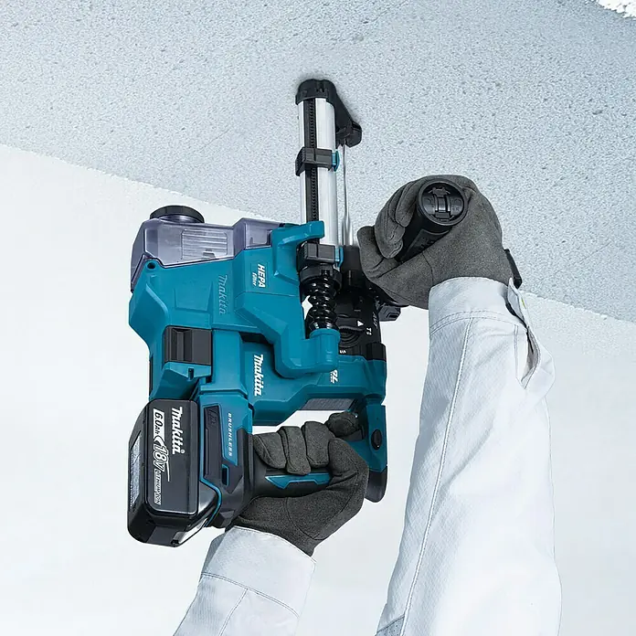 Makita LXT 18V Akku-Bohrhammer DHR183Z - 18 V, Ohne Akku, 1,7 J - Aufnahme eines Makita Akku-Bohrhammers beim Bohren in eine Decke. Der Bohrer ist blaugrün und hat einen schwarzen Akku.