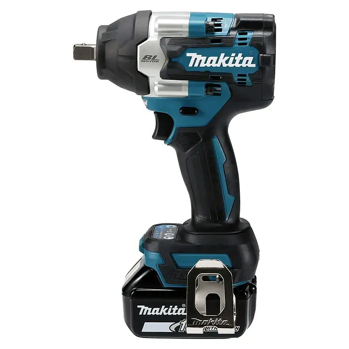 Makita LXT 18V Llave de impacto de batería DTW701RTJ - 18 V, 2 baterías, 5 Ah, 700 Nm - Imagen de una llave de impacto inalámbrica Makita con batería. Ideal para tareas de atornillado exigentes en el ámbito profesional.
