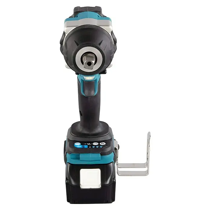 Makita LXT 18V Llave de impacto de batería DTW701RTJ - 18 V, 2 baterías, 5 Ah, 700 Nm - Primer plano de una llave de impacto inalámbrica con mango negro y base azul, que muestra su diseño robusto.