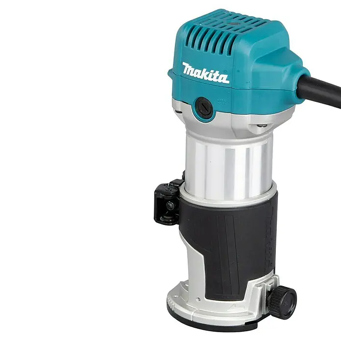 Makita Fresadora eléctrica RT0702CX2J - 710 W, 10.000 r.p.m. - 34.000 r.p.m., Diámetro del portaherramientas: 6 mm - 8 mm - Primer plano de una fresadora Makita, una herramienta eléctrica para cortar con precisión en carpintería y otros materiales.