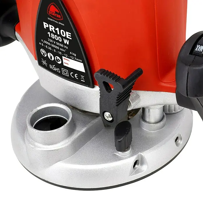 Stayer Fresadora eléctrica PR10EK - 1.800 W, 8 r.p.m. - 30.000 r.p.m. - Primer plano de una fresadora STAYER PR10E 1800 W, destacando detalles como los botones de ajuste y la carcasa.