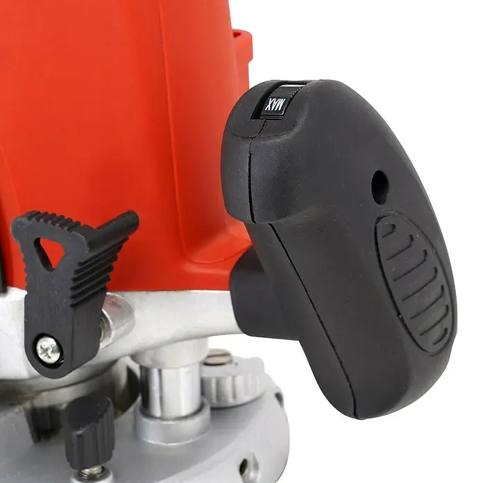 Stayer Fresadora eléctrica PR10EK - 1.800 W, 8 r.p.m. - 30.000 r.p.m. - Primer plano de una fresadora con un control de velocidad negro ajustado a "MAX" y una carcasa roja.