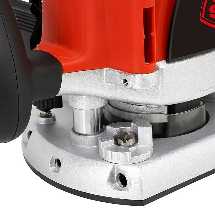 Stayer Fresadora eléctrica PR10EK - 1.800 W, 8 r.p.m. - 30.000 r.p.m. - Primer plano de una fresadora vertical que muestra su cuerpo rojo y su base plateada, destacando los precisos mecanismos de ajuste.